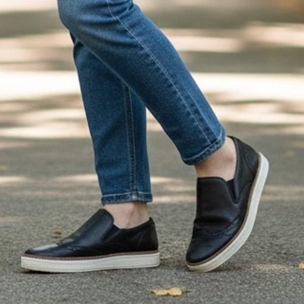 UGG‎ Fierce Wingtip Sneakers Women 9 Black Leather Brogue Slip On Flats 1013917